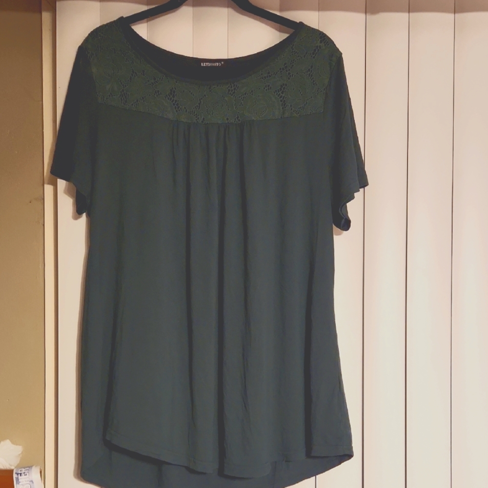 Dark Green Short-Sleeved Top With Lace Detail. Size 3X